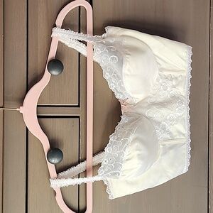 White Lace Bralette With Underwire And Boning Tag Is A Large, But Fits S / M